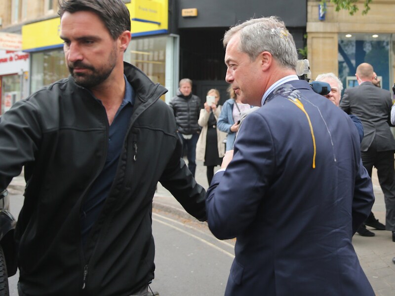 Nigel Farage nadat hij ei over zich uit kreeg.