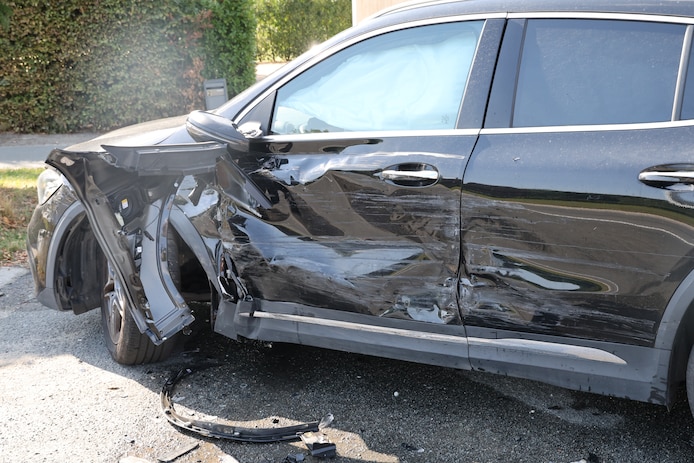 De Mercedes liep ook zware schade op na de klap. 