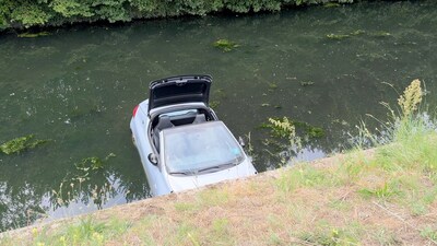 Bestuurster (84) belandt met haar cabrio in het water in Brugge: brandweer helpt haar op het droge