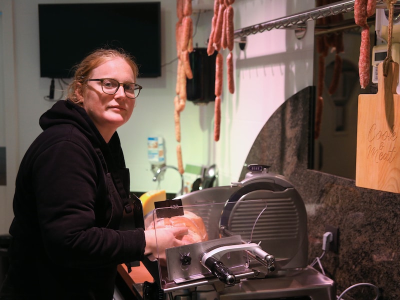 Daphne is bezig aan haar laatste dagen in haar slagerij Cook & Meat.