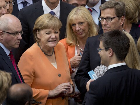 Merkel -alweer in het oranje- kon op een ruime meerderheid rekenen.