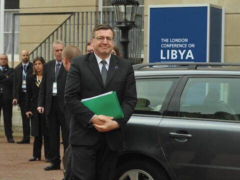 Ontslagnemend minister van Buitenlandse Zaken Steven Vanackere bij aankomst in Londen.