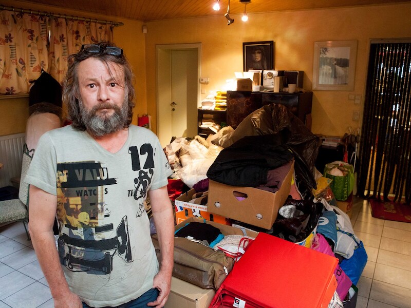 Philip Hardeman bij de ingezamelde hulpgoederen.