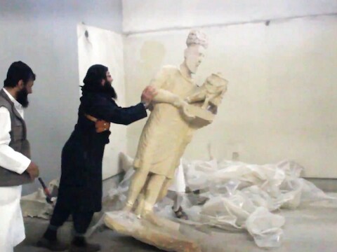 Een beeld wordt omver geduwd in het museum van Mosul