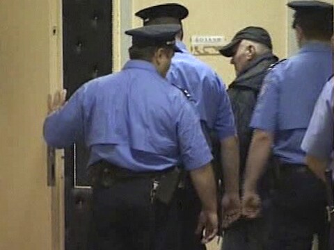 De Servische televisiezender RTS had eerder vandaag beelden laten zien van Mladic bij de rechtbank. De politie escorteerde hem naar het verhoor.