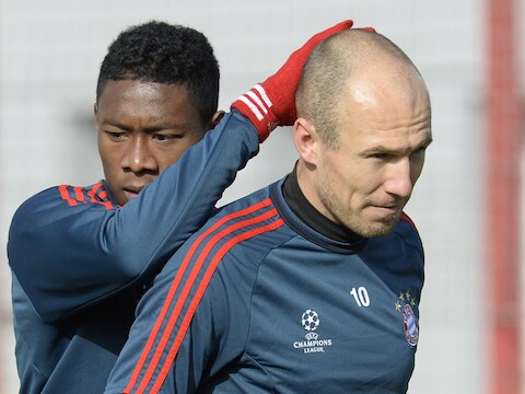 David Alaba (l) met Arjen Robben op de training van Bayern, voorafgaand aan het Champions League-duel met Arsenal.