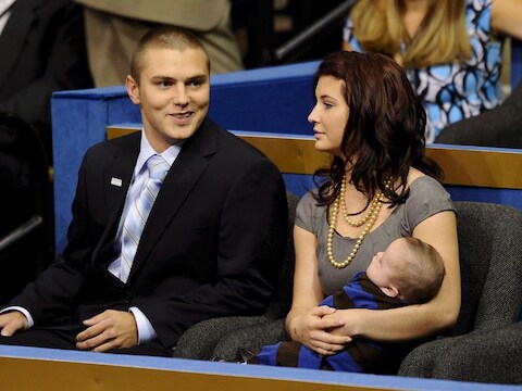 Drie kinderen van Sarah Palin: Track (links), Willow en Trig in 2008.