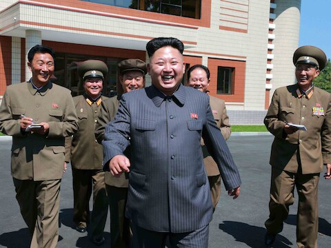 Een vrolijke Kim Jong-un tijdens een bezoek aan een fabriek in augustus.
