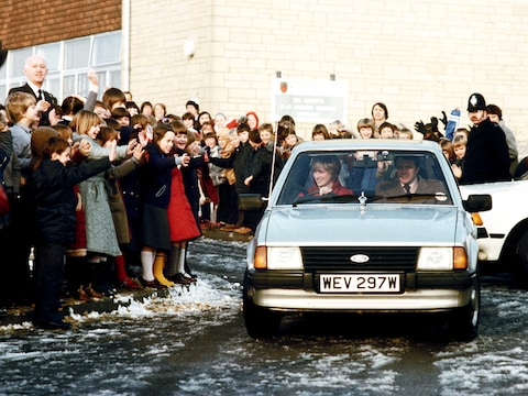 Diana in de auto die ze kreeg van prins Charles in december 1981. De Ford Escort wordt nu geveild en zal naar schatting 35.000 tot 46.000 euro opbrengen. 