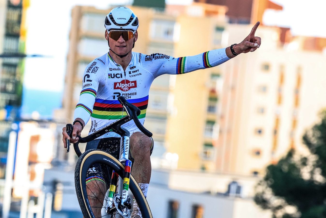 De beste veldrijder aller tijden? Hoe Mathieu Van der Poel elke cross  alleen maar groter wordt, ook in de cijfers | Foto | hln.be