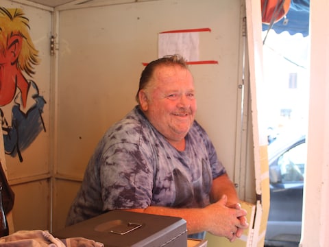 Gemeentearbeider Benny Deghandt is vaak de man die met veel goesting de gemeentelijke kermismolen openhoudt. Maar de gemeente wil overuren zoveel mogelijk beperken.