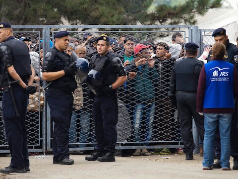 Migranten wachten voor een opvangcentrum in Kroatië, vlakbij de Servische grens.