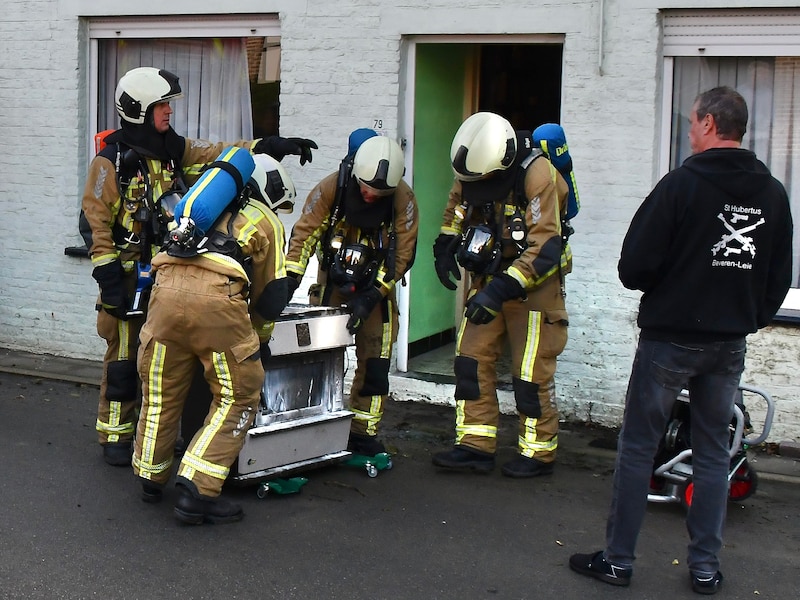 De brandweer rukte uit voor een brandje in een leegstaande woning langs de Muizelstraat in Hulste.