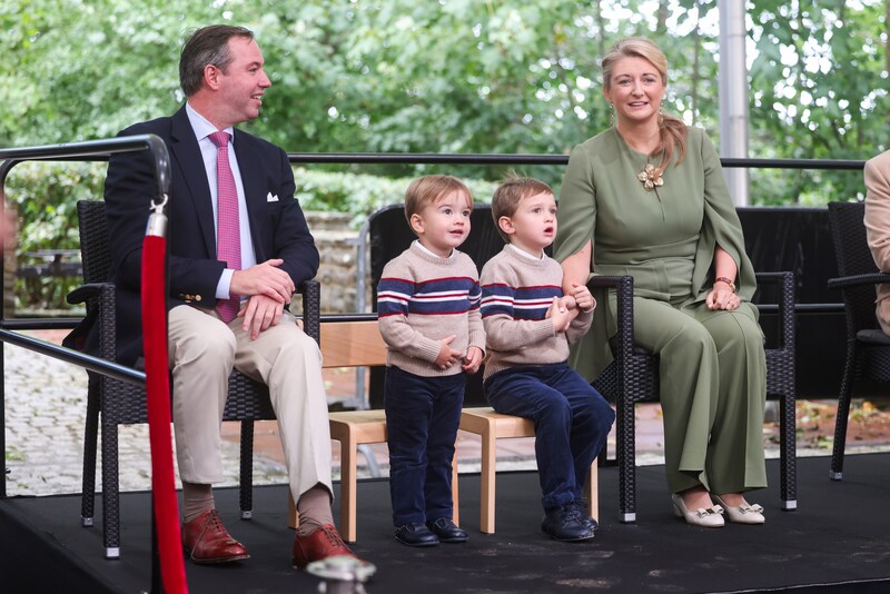 François en Charles in identieke kleding.