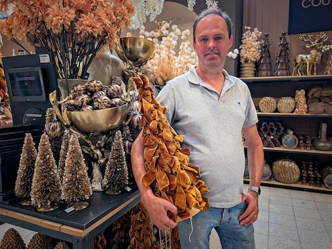 Afdelingsveranwoordelijke Bart Goddeeris met de eerste kerstdecoratie, in de rayons van de Floralux in Dadizele.