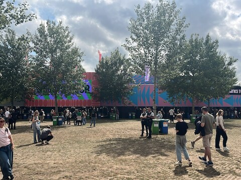 De regenjassen gaan weer uit op Rock Werchter, en ook de wachtrijen aan de hoofdingang slinken.