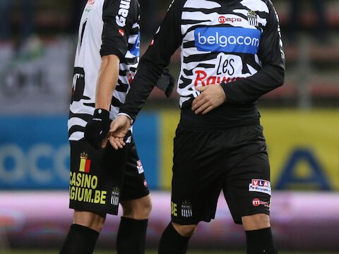 Pollet (rechts) moest gisteren de strijd tegen OHL staken met een heupblessure.