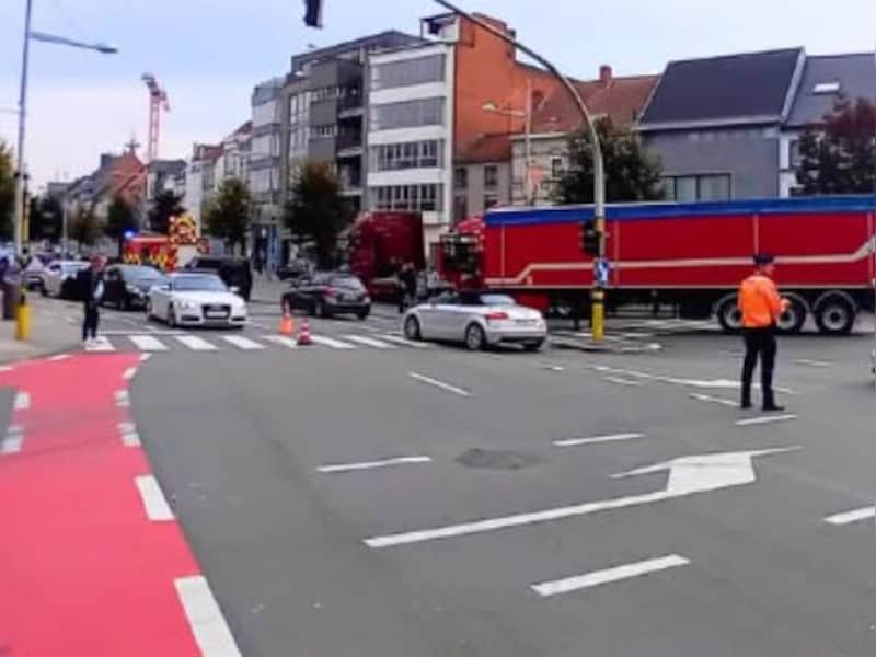 Een remorque kwam los midden op het drukke kruispunt in Eeklo.