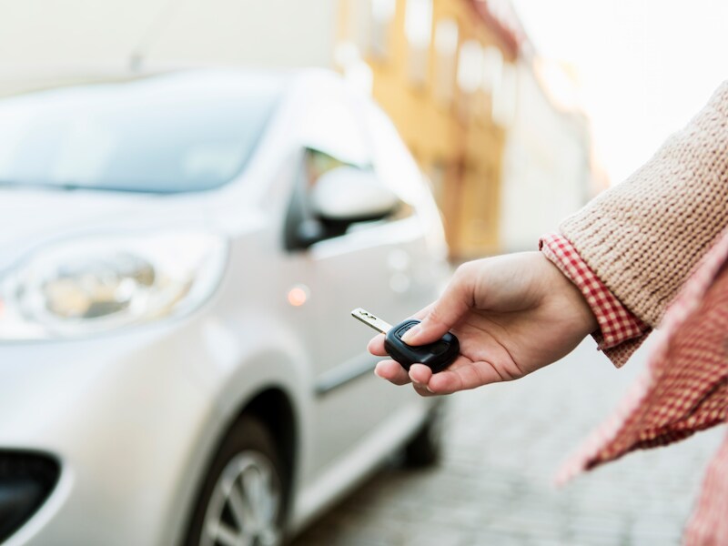 Door de afstandsbediening van je auto tegen je hoofd te houden, kan je je wagen gemakkelijker terugvinden.