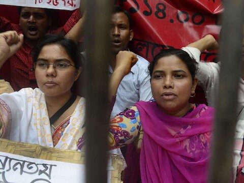 Naaisters in Bangladesh protesteren voor een hoger minimumloon.