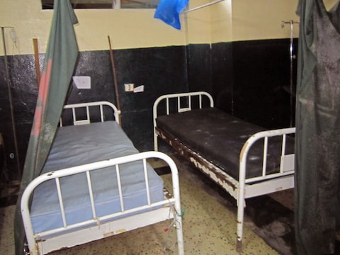 Lege bedden in een ziekenhuis in Liberia nadat verpleegsters en patiënten het gebouw ontvluchtten na uitbraak van het ebolavirus.