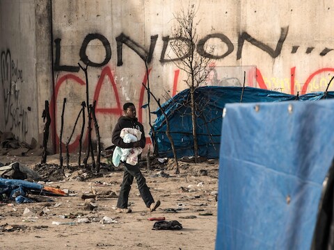 Een jongen wandelt door het vluchtelingenkamp in Calais dat bekend staat als 'de jungle'.