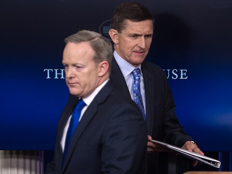 Michael Flynn (rechts) nam gisteren ontslag als nationaal veiligheidsadviseur van Trump. Links op de foto de perswoordvoerder van het Witte Huis Sean Spicer.