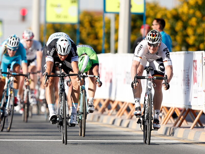 Boonen gooit zijn wiel nipt voor Greipel over de meet.