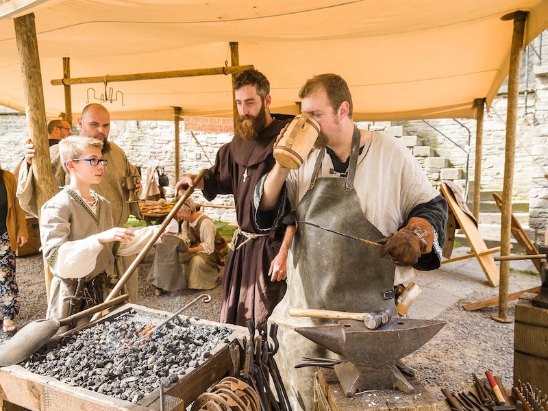Pastorijtuin Schellebelle reist terug naar de middeleeuwen met vuurshows, boogschieten en varken aan het spit