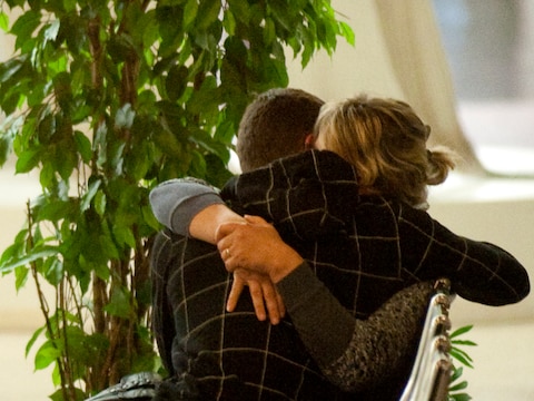 Ouders zoeken troost bij elkaar in een ziekenhuis in Sion.