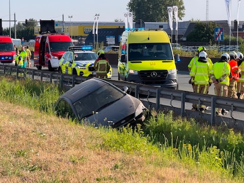 De auto kwam in de berm van de A12 terecht, ter hoogte van Aartselaar.