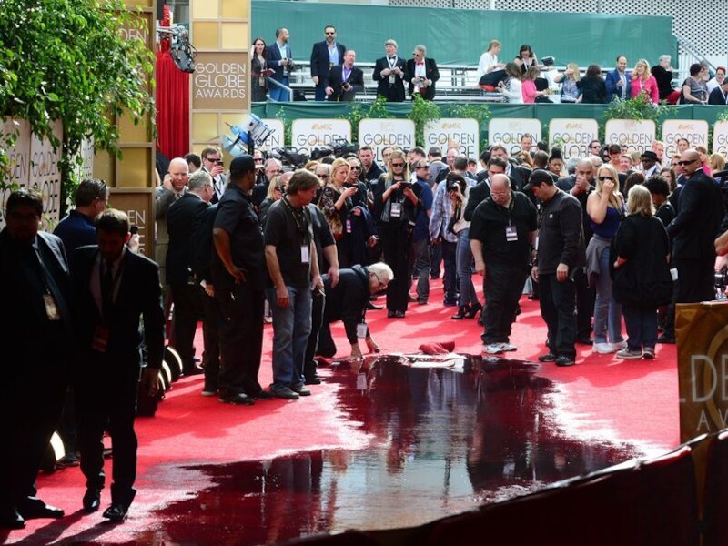 De drijfnatte rode loper bij de Golden Globes.