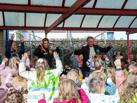 Opa Philippe schenkt kinderen van basisschool De Regenboog nieuw speelgoed