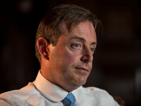 De Wever uit zijn twijfels over de weldaden van migratie. "Al die economen die zeggen dat migratie een zegen is voor de samenleving, de economie en de sociale zekerheid: flauwekul. Als burgemeester van Antwerpen kijk ik naar de cijfers en weet ik genoeg."