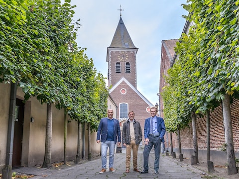 Een archiefbeeld van Geert Verhille en Chris Botterman van de kerkfabriek met ICt-schepen Gunther Simoens aan de kerk van Wakken, bij de aankondiging voor een verbeterd netwerk in Wakken, dat er intussen is.