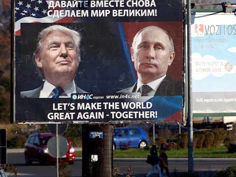 Een billboard met president-elect Donald Trump en de Russische president Vladimir Poetin in Montenegro.
