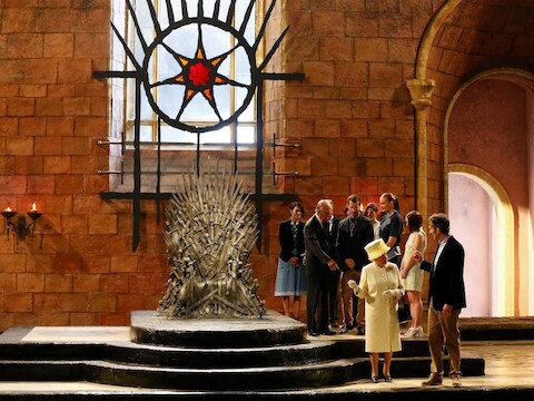 Queen Elizabeth II samen met prins Philip en de cast van 'Game of Thrones' bij de IJzeren Troon.