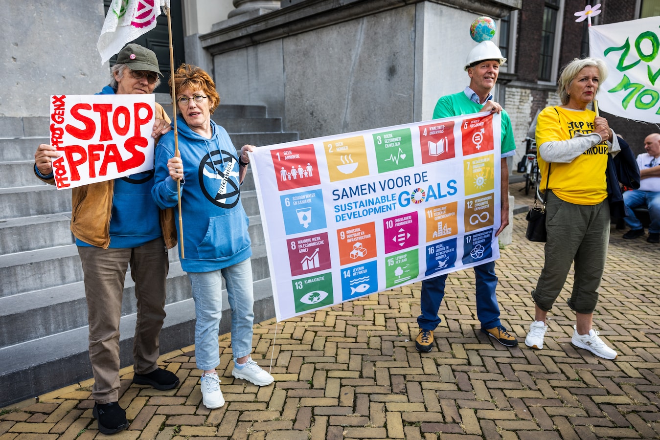 demonstratie-tegen-pfas-voor-het-stadhuis-in-dordrecht