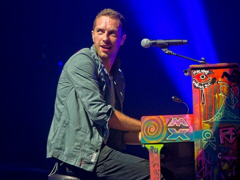 Chris Martin op Glastonburry in 2011.