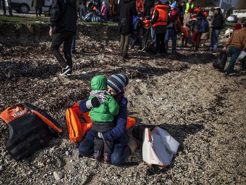 Vluchtelingen komen na hun boottocht aan op het Griekse eiland Lesbos.