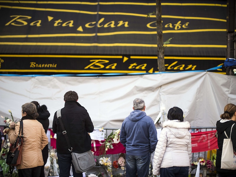 Herdenking aan de Bataclan.