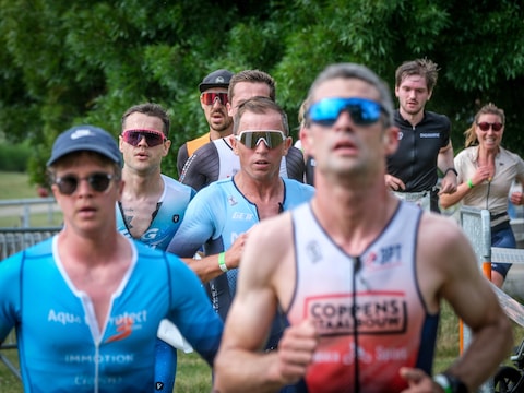 Zo’n duizend atleten verschenen aan de start van de uitverkochte Mister T Triatlon in de Blaarmeersen. (illustratiebeeld.)