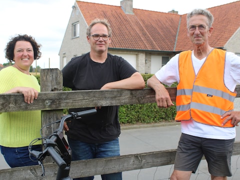 De hoeve van Nele Descamps en Stefaan Butaye uit Stavele was start -en eindpunt van de IJzersmultocht 2026. Rechts: medeorganisator Luc Dewaele van Landelijke Gilde Stavele.