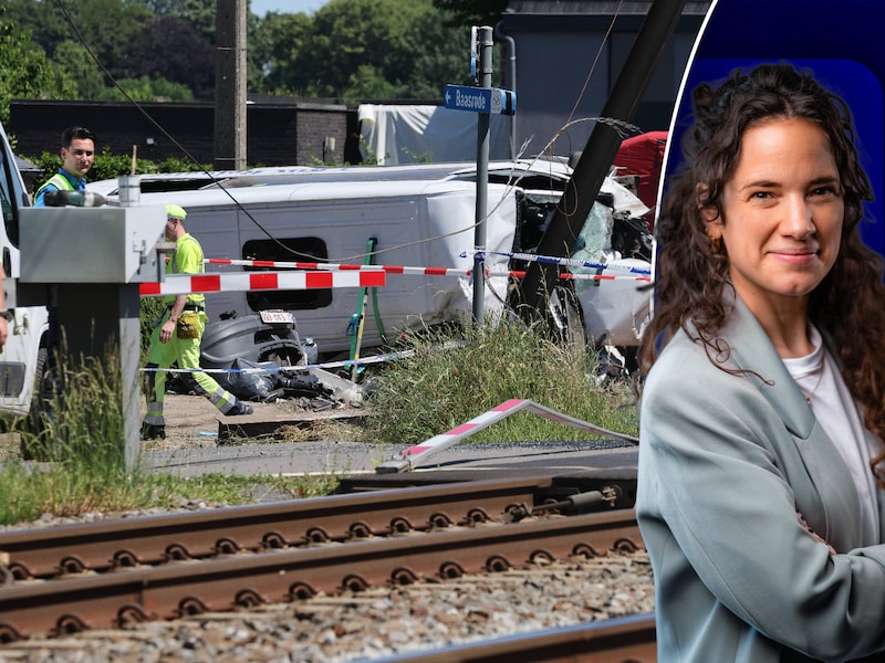 In Buggenhout werd een schoolbus gegrepen door een trein, waarbij vier dodelijke slachtoffers vielen.