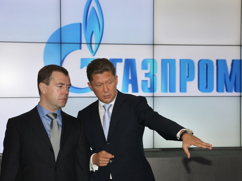 Russisch president Dmitry Medvedev (L) met de baas van Gazprom Alexei Miller.