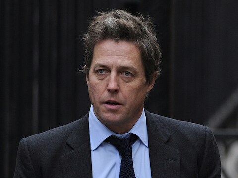 Hugh Grant verwijt de pers jacht te maken op de moeder van zijn dochter.