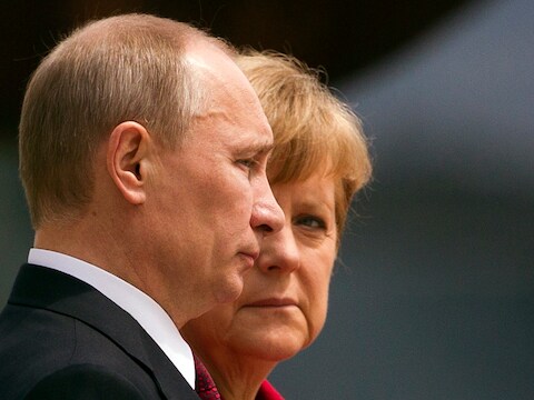 De Russische president Vladimir Poetin langs Duits bondskanselier Angela Merkel.