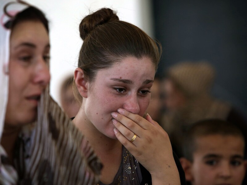 Huilende yezidi-vrouwen die zijn gevlucht voor IS.