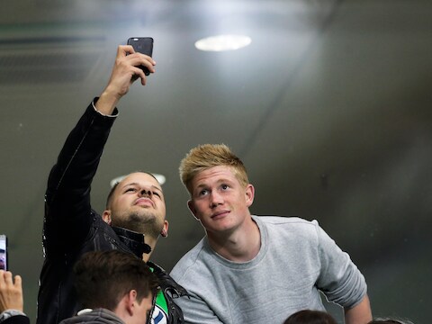 De Bruyne nam vrijdag afscheid van Wolfsburg en maakte tijdens de thuismatch tegen Schalke tijd vrij voor selfies met de fans.