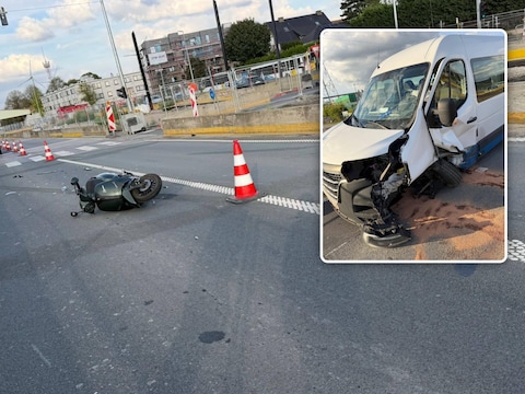 Ongeval op de Industrieweg. De bestelwagen raakte zwaar beschadigd.
